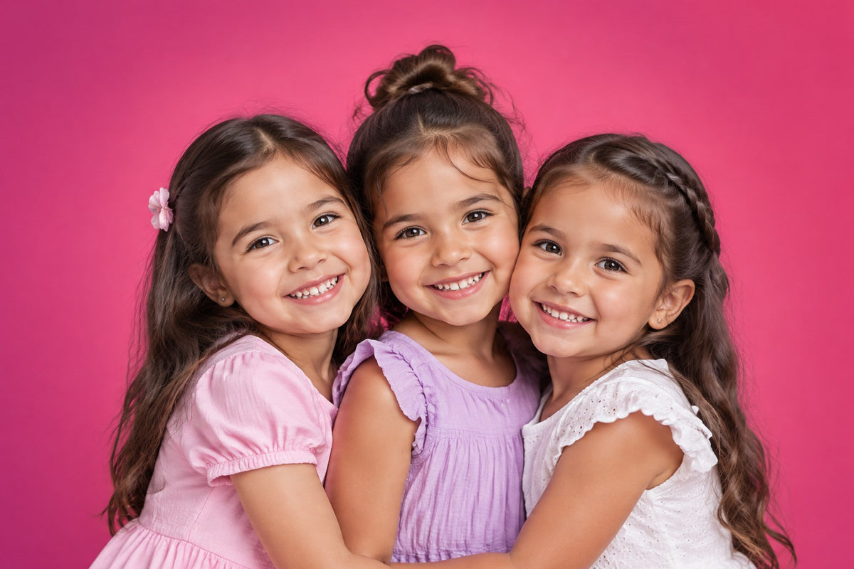 Tres niñas sonrientes abrazadas, calzado para niñas FVN