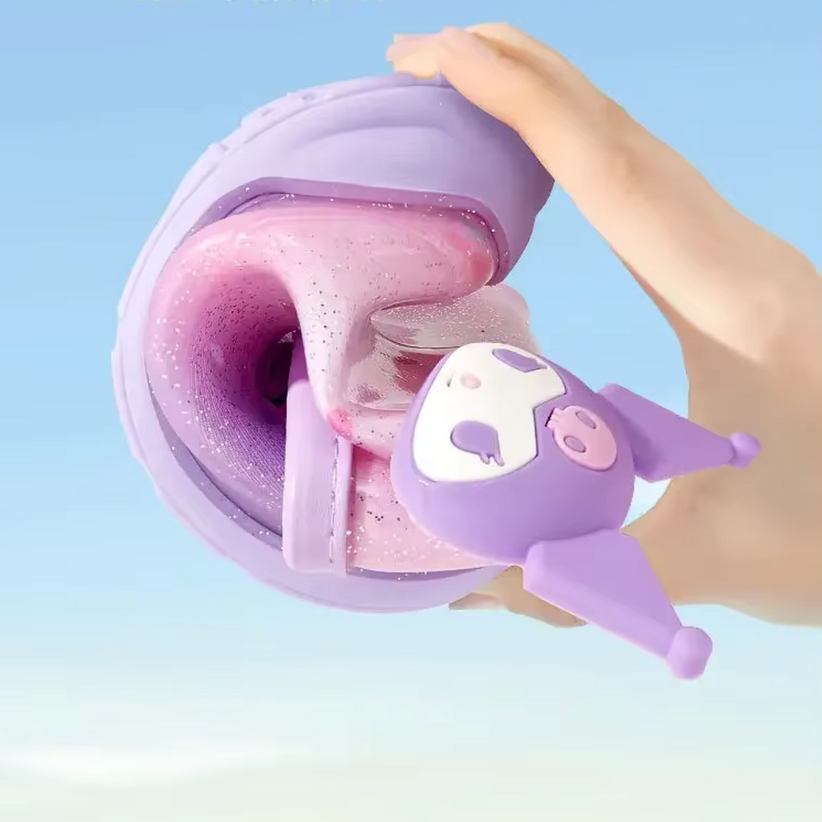 Mano doblando una bota de lluvia Sanrio Kuromi para mostrar lo flexible que es