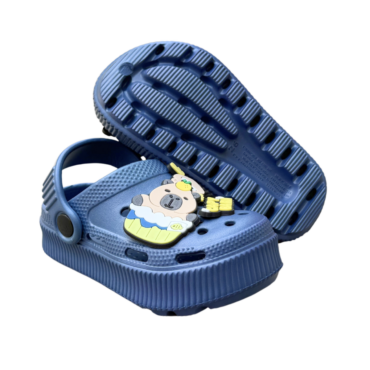 Par de suecos Capibara azules oscuros para niño, con capibara decorativo y tira al talón, una de lado y otra por la suela