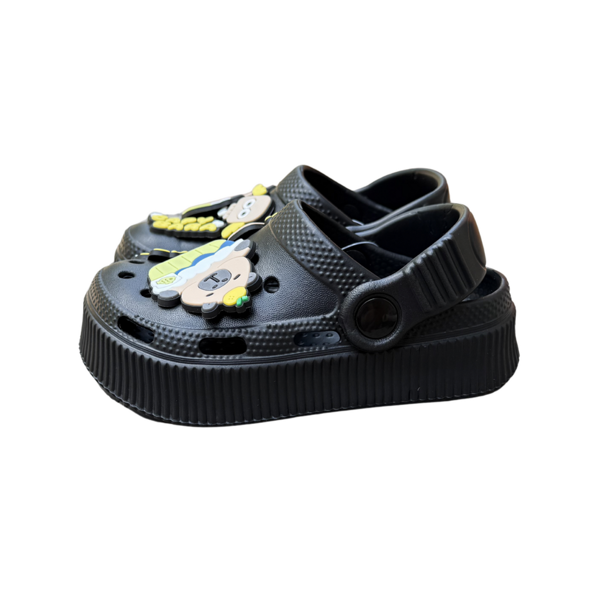 Sueco Capibara negro para niño, con capibara decorativo y tira al talón, vista de lado, suela antideslizante y impermeable