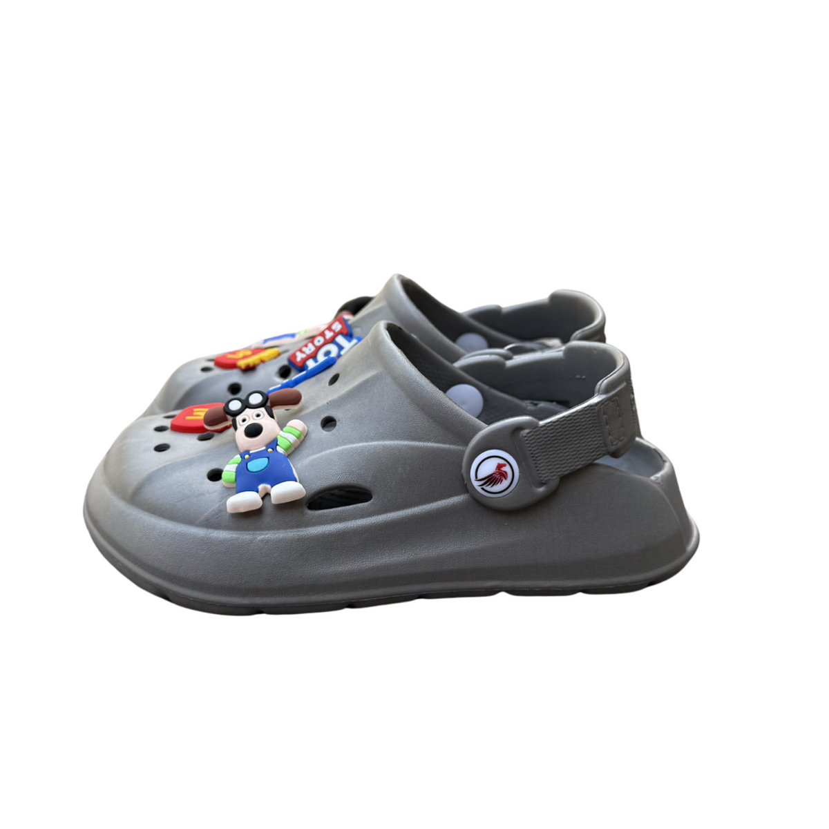 Sueco Toy Story gris para niño, con apliques de Toy Story y tira al talón, vista de lado, suela antideslizante y impermeable