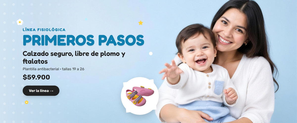 Mamá con su bebé y la cangrejera de la Línea Fisiológica, calzado seguro para sus primeros pasos